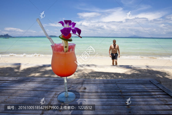 在海灘上雞尾酒的男人。
