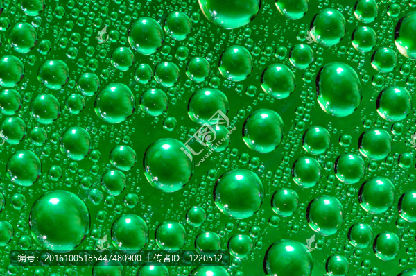 水滴在玻璃上