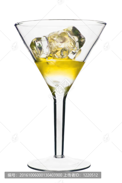 加冰的馬蒂尼酒杯中的黃色酒精雞尾酒。白色背景中分離