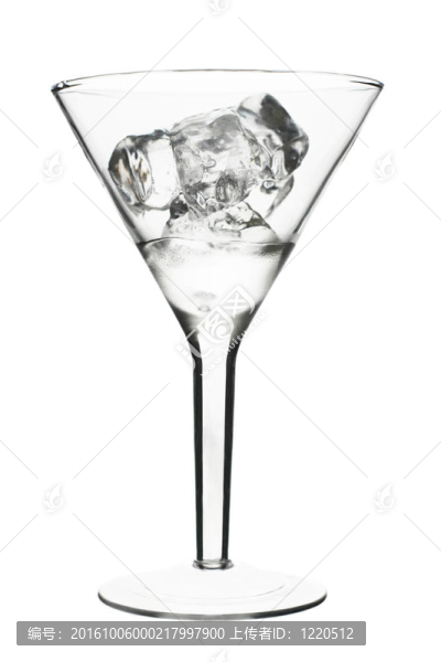 馬蒂尼玻璃剪影與冰塊和一些飲料；孤立的白色背景