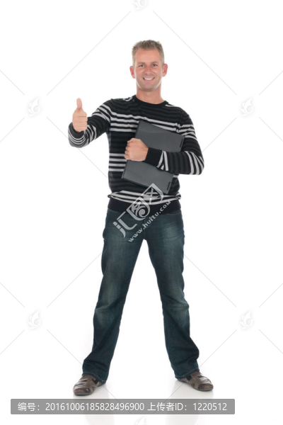 英俊的男人的筆記本電腦