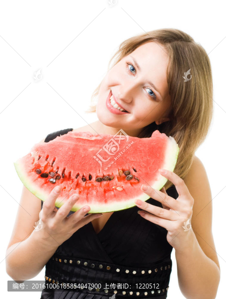 女人微笑著捧著西瓜
