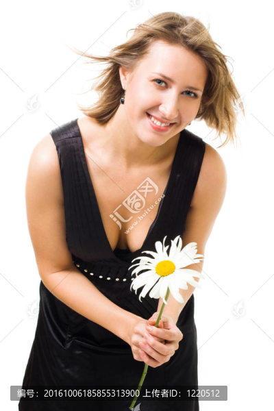 快樂的美麗女人微笑的手捧花洋甘菊