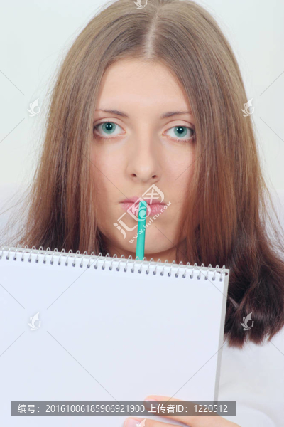 可愛(ài)的女孩與筆記本和鉛筆