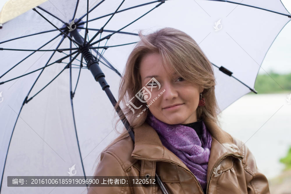 女孩用雨傘