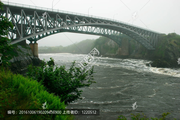 橫跨河的橋