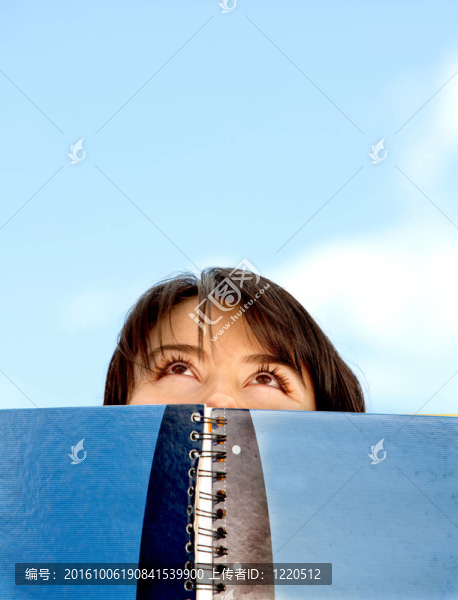 覆蓋著她的臉的女人