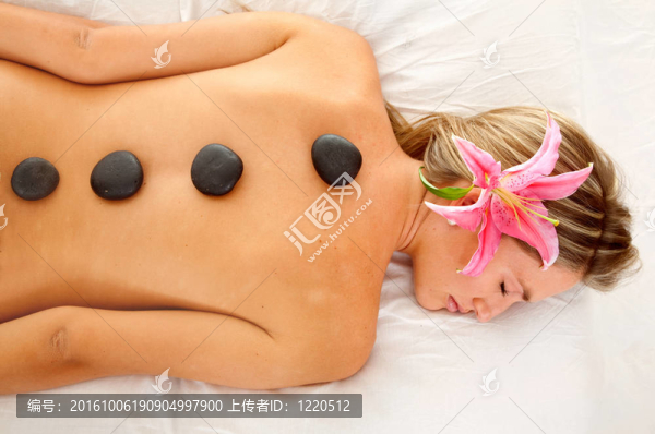 女人背上的石頭