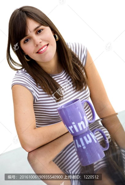 帶著杯子的女人