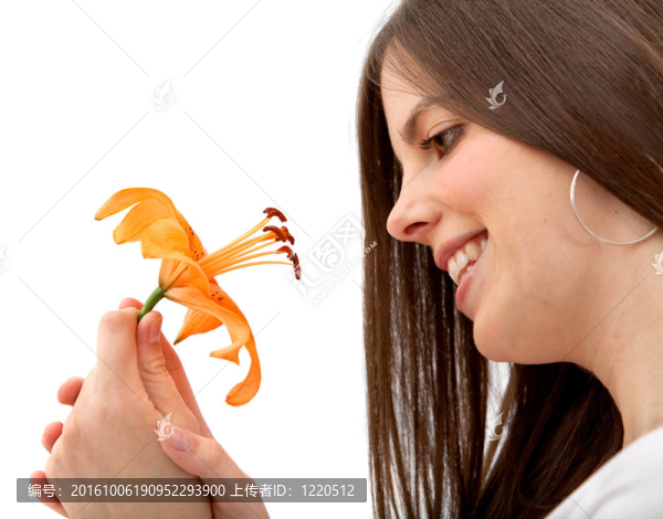 聞著花的女人