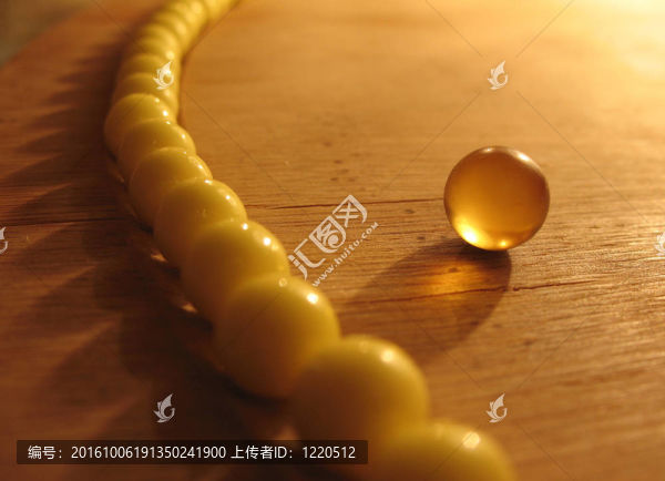 在不透明的背景上清除球