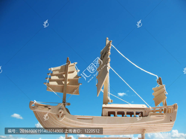 玩具的木帆船在藍(lán)天