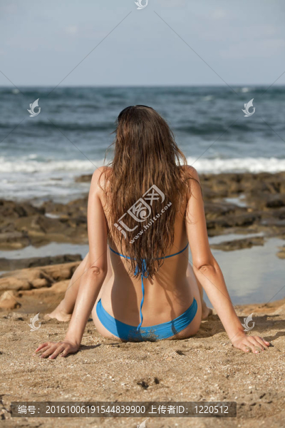 女人在海灘上