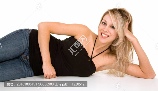 美麗的微笑金發(fā)躺下來(lái)放松