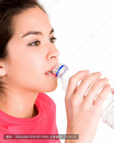 年輕女性飲用水