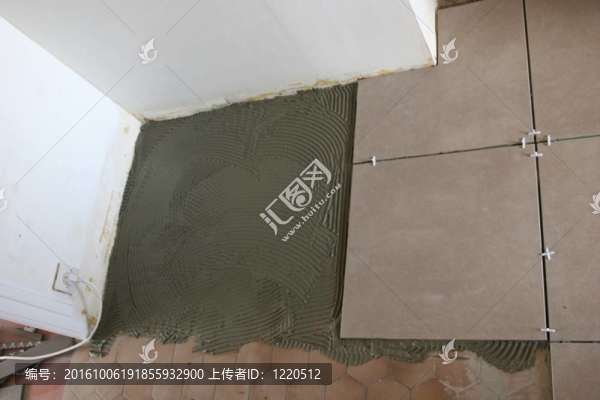 男子在地板上安裝陶瓷磚