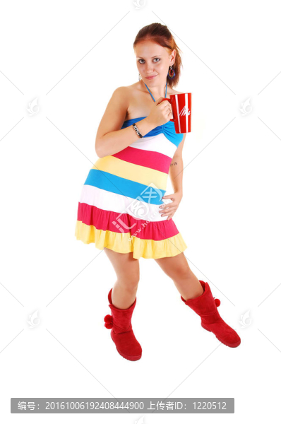 漂亮的女孩穿著五顏六色的衣服。