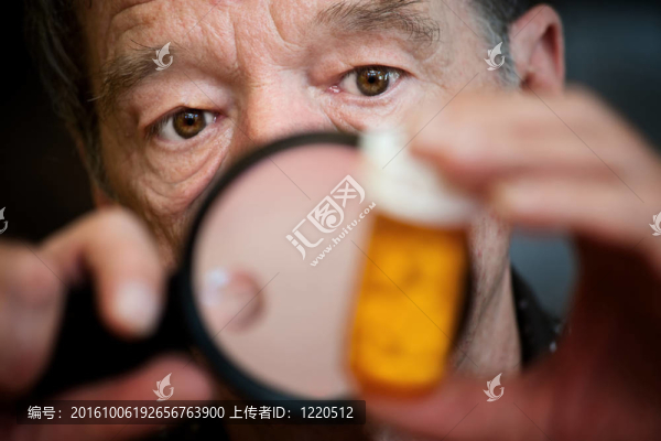 男子檢查藥瓶說明書