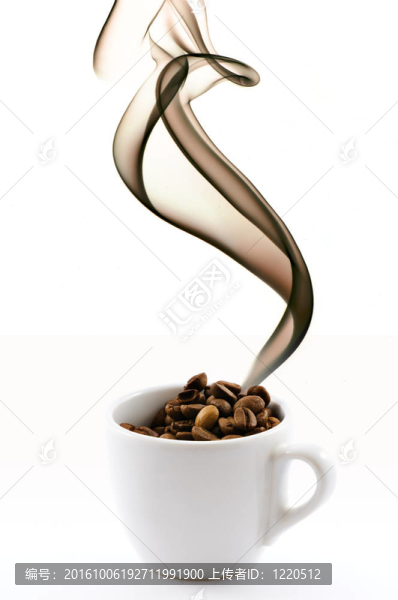 與咖啡豆和煙白杯