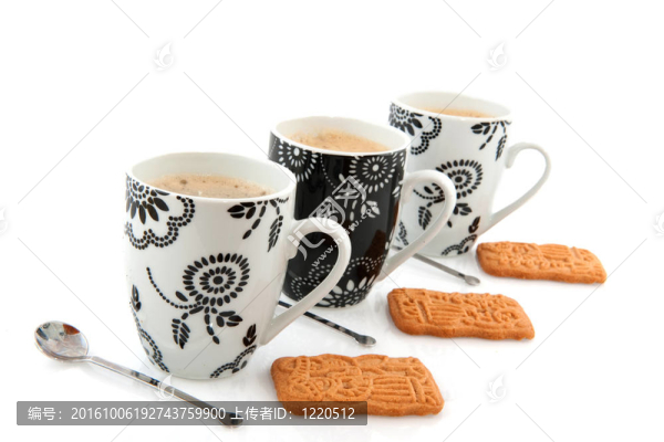 黑色和白色的咖啡杯