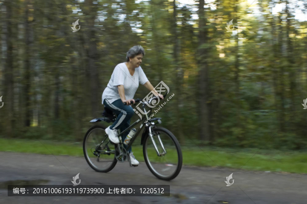 公園里騎自行車的女人