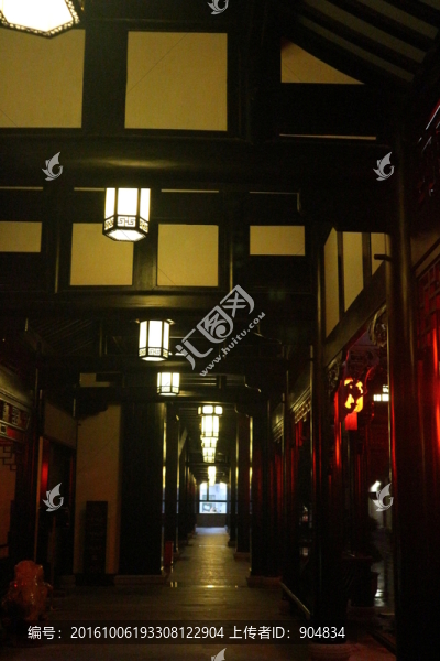 庭院長(zhǎng)廊夜景