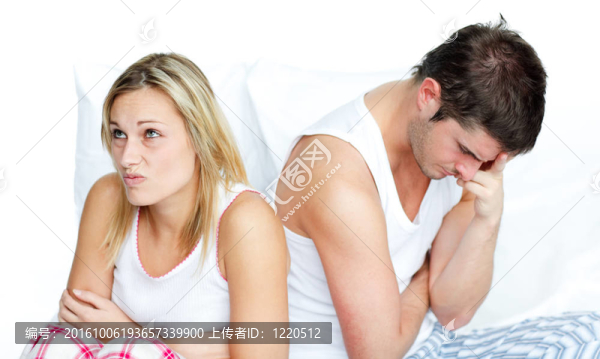 在與男朋友爭吵后，憂心忡忡的女人