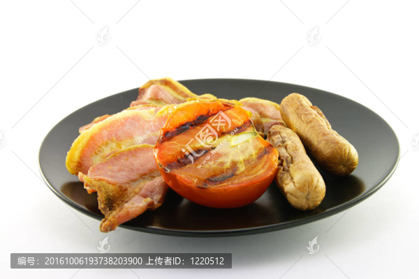 在盤子上煮的早餐