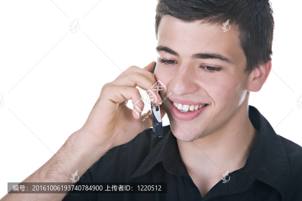 在電話里的年輕人