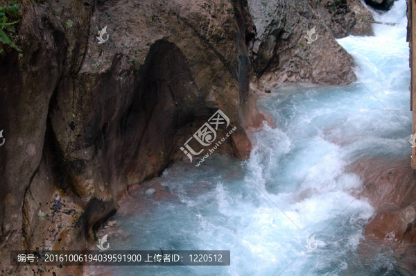 在德國拉姆紹附近的一個山溝的阿爾卑斯山脈