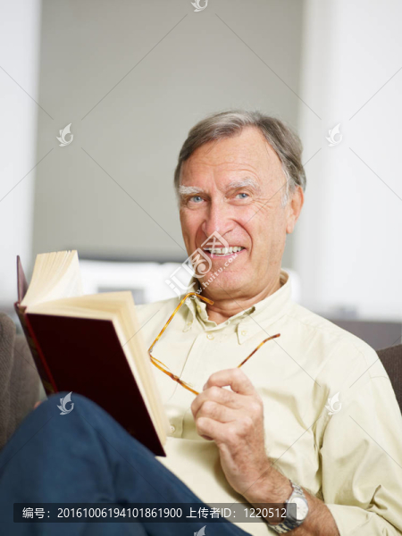 高級男子閱讀書