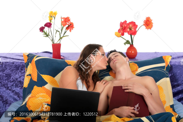 臥室；情侶；臥室。