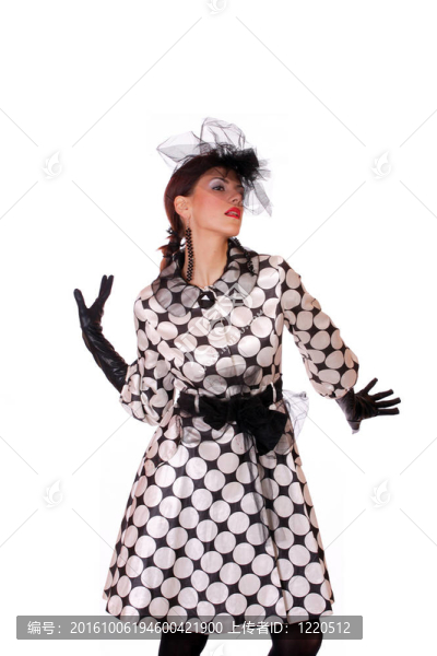 在白色背景上擺姿勢(shì)的時(shí)尚女孩