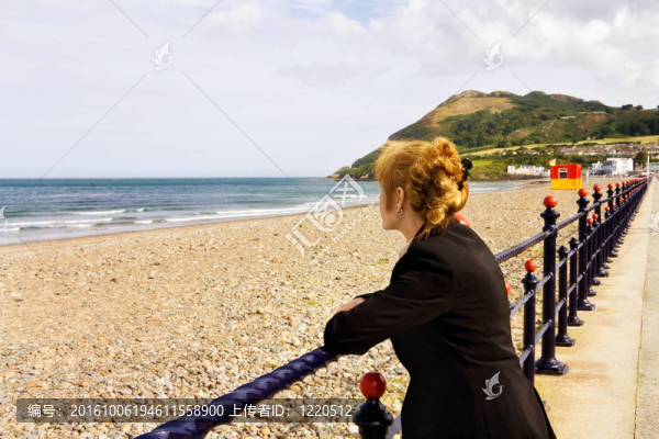 看著大海的女人
