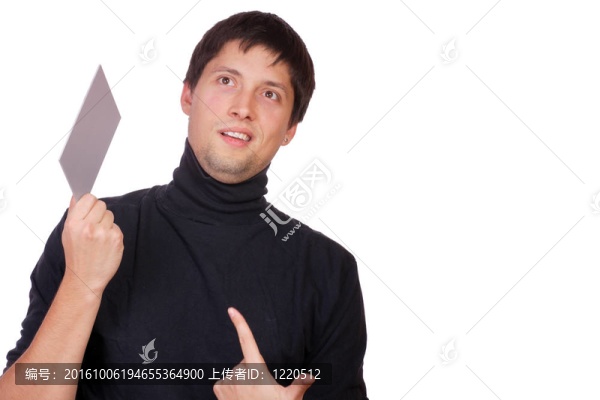 快樂的男性握著一張灰色的空白卡片