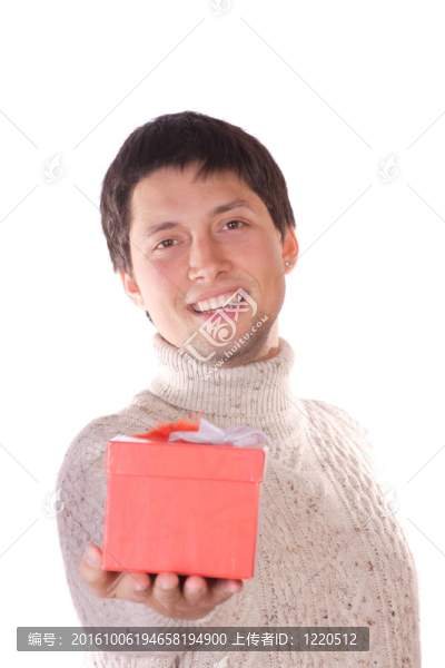年輕人帶著一個禮品盒