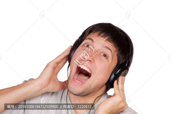 男人正在聽(tīng)音樂(lè)