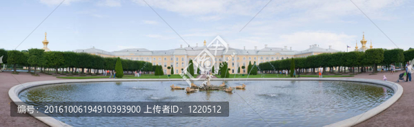 在Peterhof的彼得宮城全景