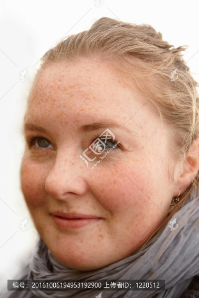 可愛的年輕女子看著你