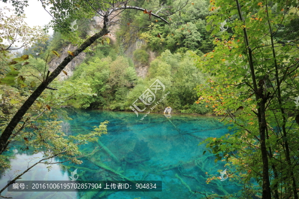 寧靜的湖水
