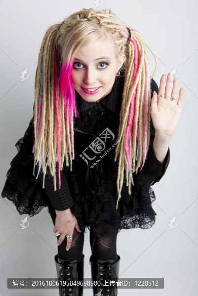 用辮子穿奢侈的衣服的年輕女子的肖像