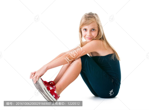 白人背景下的少女。
