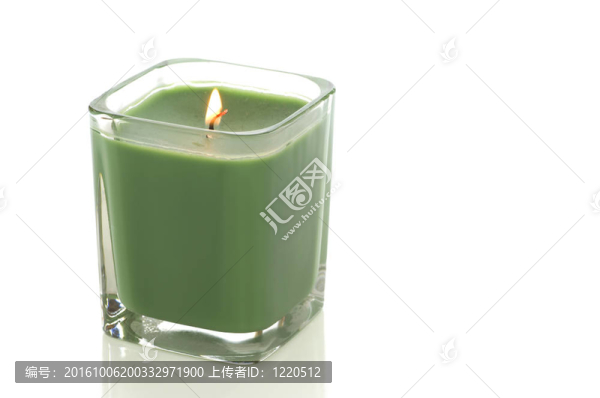 點(diǎn)亮的綠色蠟燭在白色的道路上