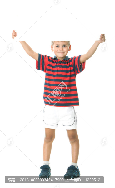 拿著旗幟的男孩
