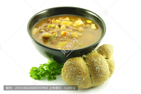 在一個黑碗里的蔬菜湯