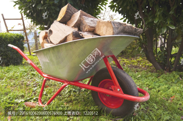 一輛手推車木