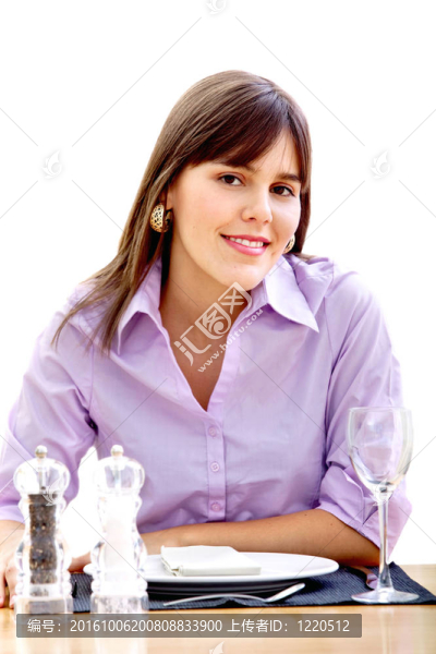 餐桌上的女人