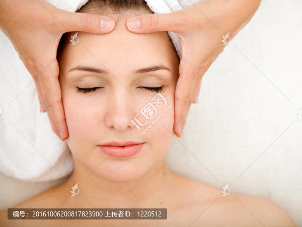 女人得到一個面部按摩
