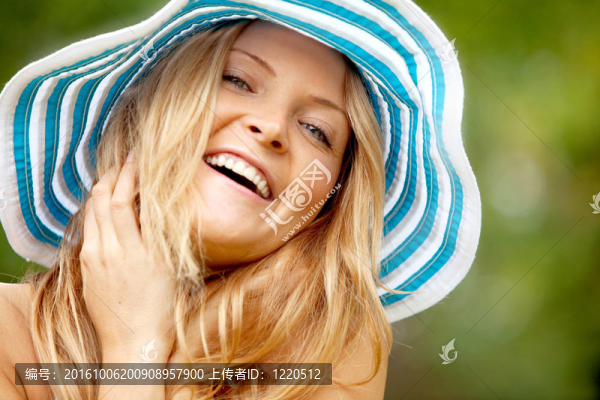 戴帽子的女人