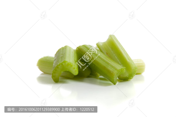 白色背景上的芹菜